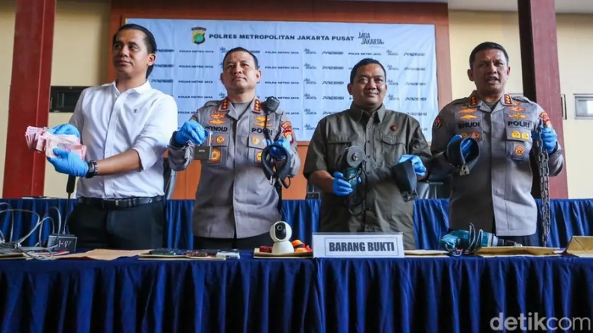 Jajaran Polres Metro Jakarta Pusat menunjukkan barang bukti kasus penyekapan tiga karyawan (dok: Gilang Faturahman/detikFoto)