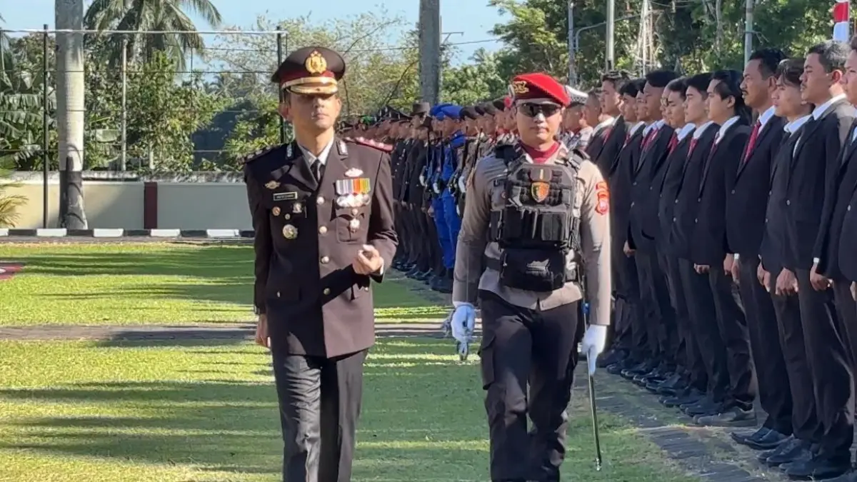 Kapolres Minut AKBP Auliya Rifqie Djabar saat melakukan pengecekan pasukan dalam upacara peringatan Hut Bhayangkara ke 80.
