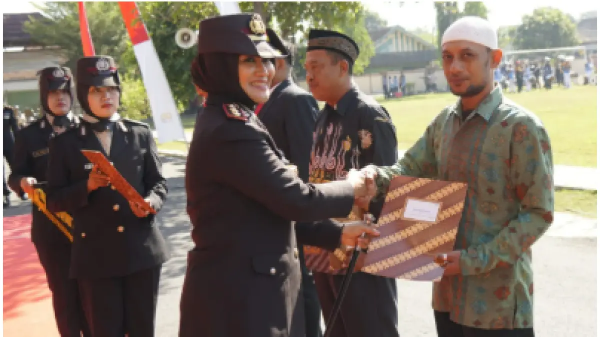 Kapolres Sragen, AKBP Dewiana Syamsu Indyasari, secara simbolis menyerahkan dokumen serah terima dalam program bakti sosial bedah rumah warga menyambut HUT Bhayangkara ke-80. (Foto: suaradaerah.id)