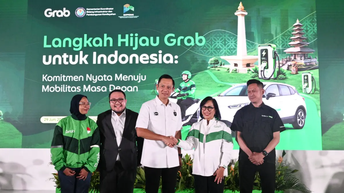 (Kiri - Kanan) Ratih intan Kumala Wiegsu, Mitra Pengemudi Grab roda dua; Roby Fadillah, SPi, MEP, Direktur Industri, Perdagangan, dan Peningkatan Investasi Bappenas; Dr. Agus Harimurti Yudhoyono, 