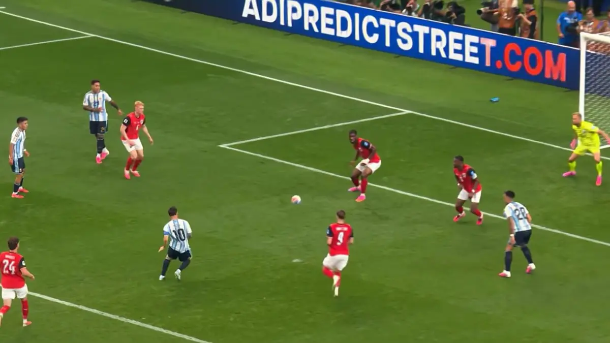 Lionel Messi mencetak gol