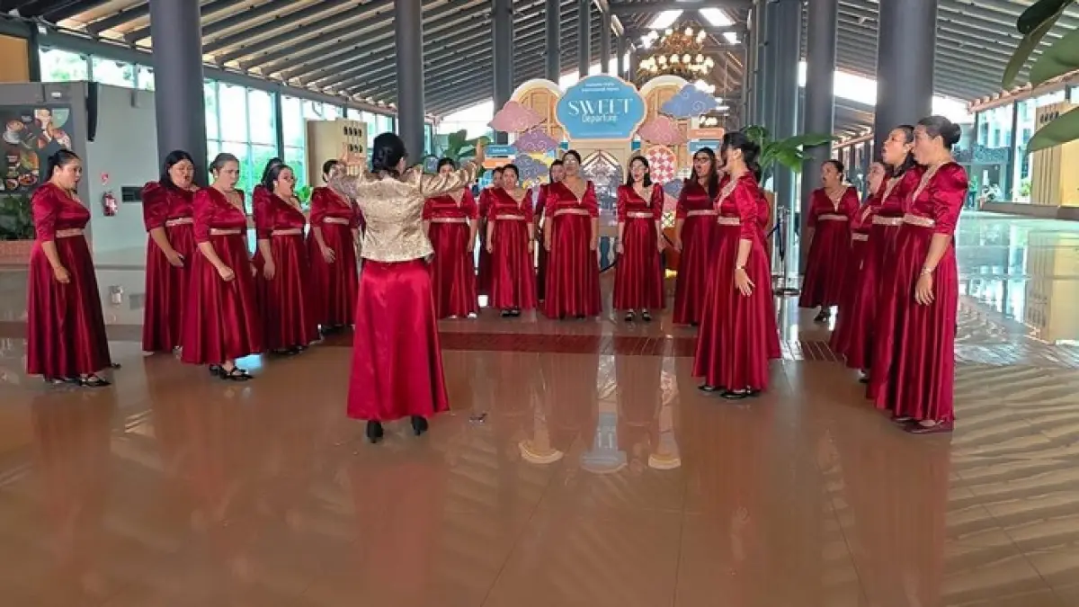 Penampilan kontingen Pesparawi Kepri di Bandara Soekarno-Hatta setelah gagal berangkat ke Manokwari. (Dok. Ria)