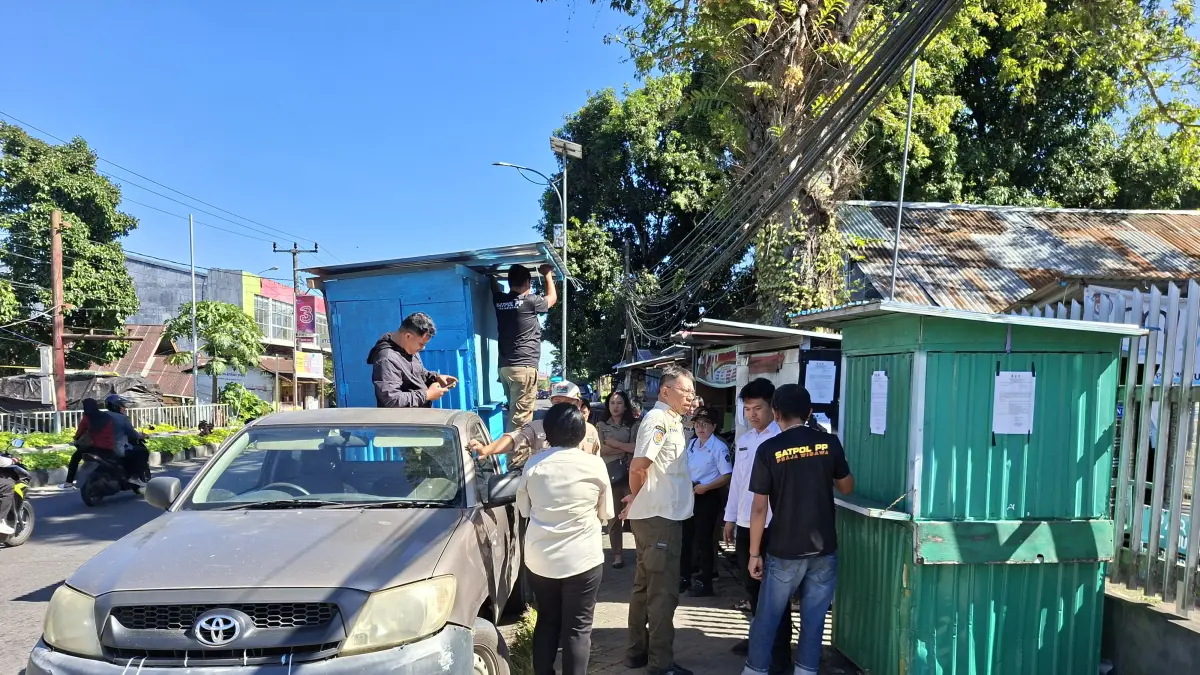 Penertiban-Personil Satpol-pp Minut saat melakukan Penertiban di wilayah Airmadidi. 
