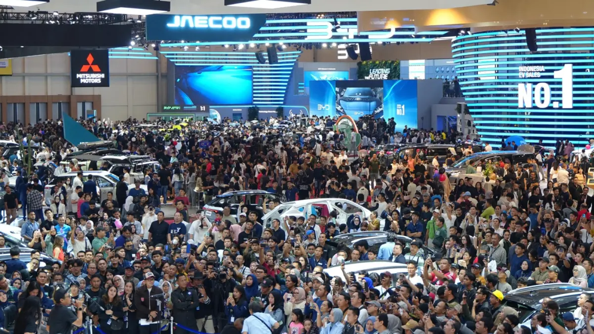 Pengunjung memadati area pameran GIIAS. Selain digelar di BSD Tangerang, rangkaian GIIAS The Series 2026 juga akan hadir di Surabaya, Bandung, Semarang, dan Makassar, serta diperluas ke Bali pada awal 2027.
