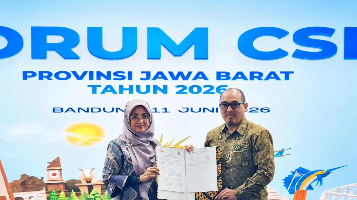 Perwakilan Daihatsu Berfoto Bersama Kepala Dinas Lingkungan Hidup Provinsi Jawa Barat setelah Menandatangani Komitmen Program Adopsi Pohon