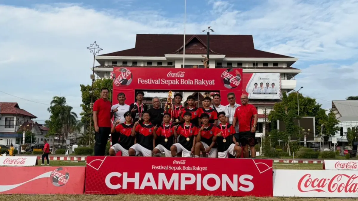 Tim PPLPD Maju dan Arga Bitung merayakan keberhasilan sebagai juara Main Bracket dan Plate Bracket Festival Sepak Bola Rakyat 2026 di Lapangan Sparta Tikala, Manado. 