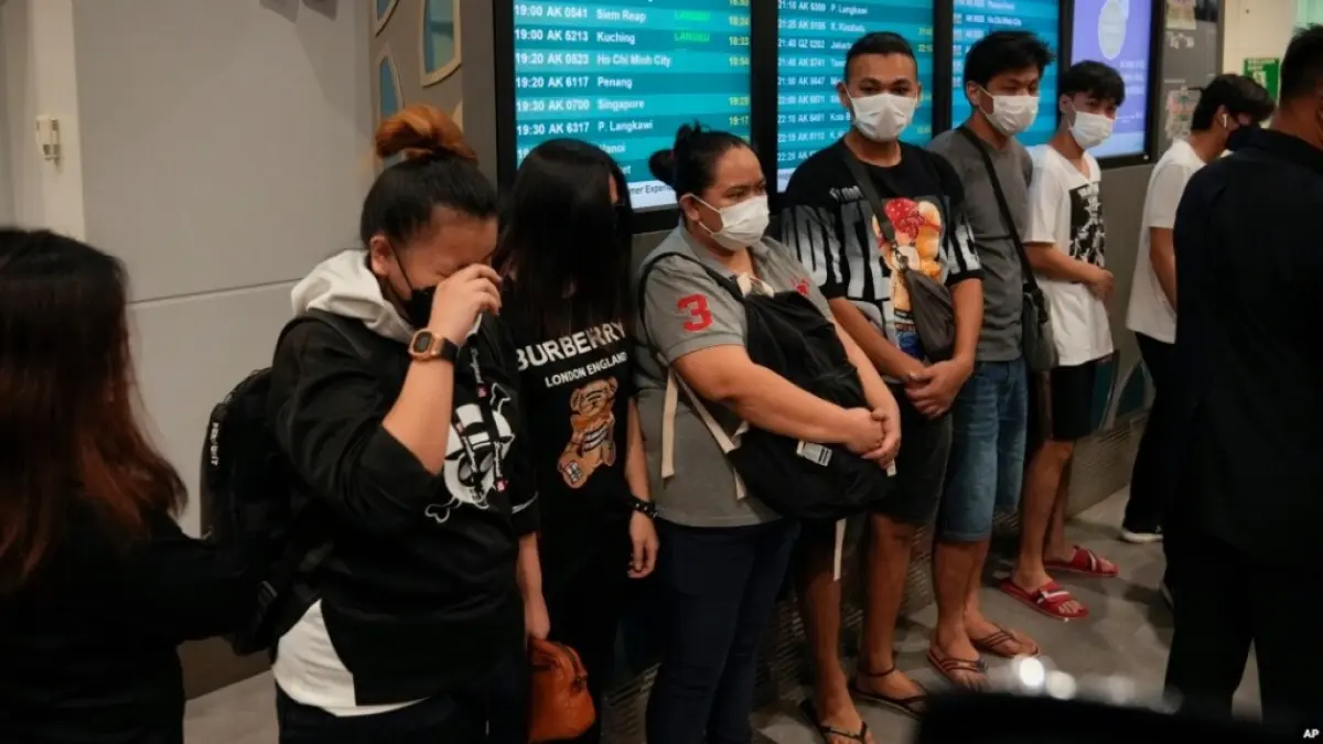 Ilustrasi sejumlah Warga Negara Indonesia (WNI) yang menjadi korban sindikat penipuan (scam) online berkedok lowongan kerja saat dipulangkan ke Tanah Air. Modus dan profil target kejahatan ini dilaporkan terus berevolusi menyasar kalangan terdidik. (Foto: VOA Indonesia)