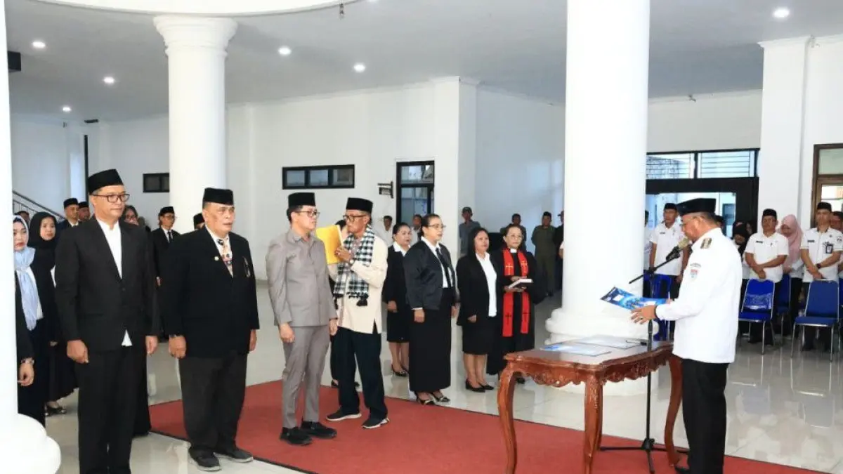 Bupati Oskar Manoppo melantik 13 pejabat dan mengingatkan ASN agar fokus pada hasil nyata, bukan sekadar rutinitas birokrasi.