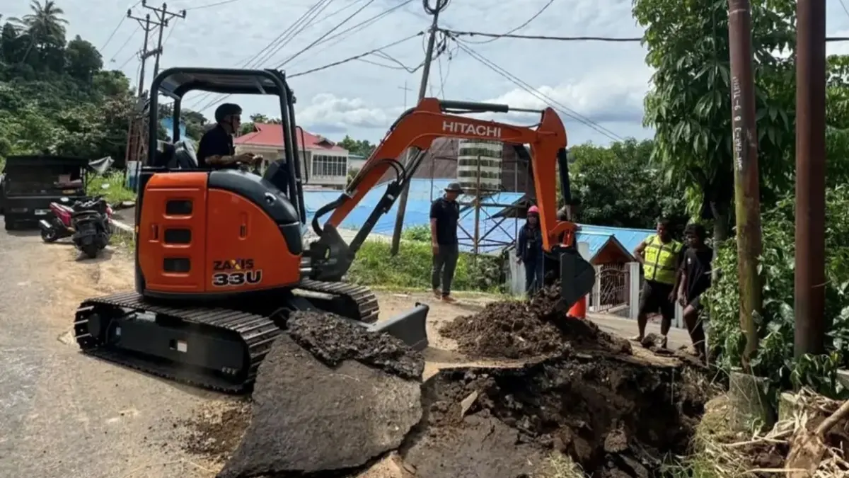 CEPAT: PDAM Kota Manado saat melakukan perbaikan pipa besar yang bocor yang berdampak pada tak mengalirnya air ke masyarakat