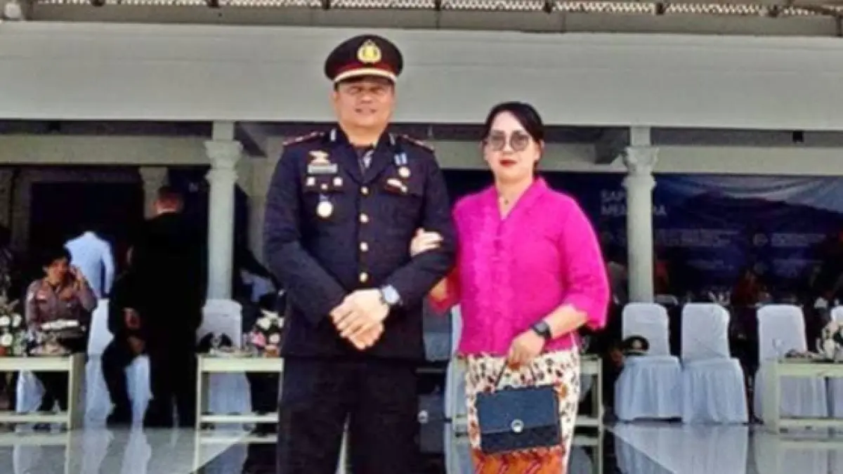 Kapolsek Tabukan Utara IPTU David Kojongian, dan istrinya Nanci Gerungan.