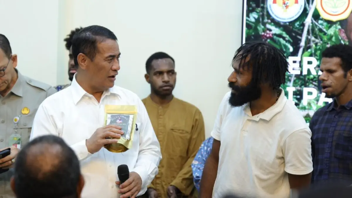 Mentan Amran saat menerima dan berdialog bersama 150 mahasiswa asal berbagai wilayah Tanah Papua di kediaman pribadinya di Jakarta, di Jakarta, Kamis (2/7/2026).&nbsp;