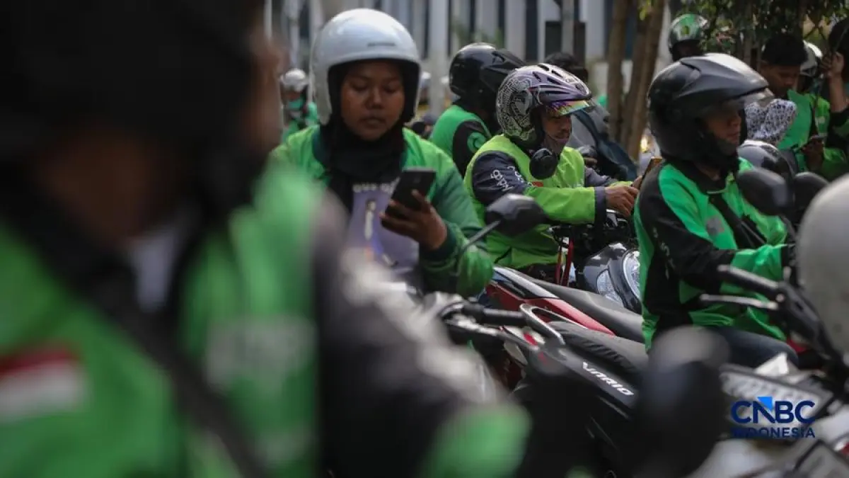 Pengemudi ojek online menunggu orderan penumpang di kawasan Stasiun Palmerah, Jakarta.  (doc: Faisal Rahman)