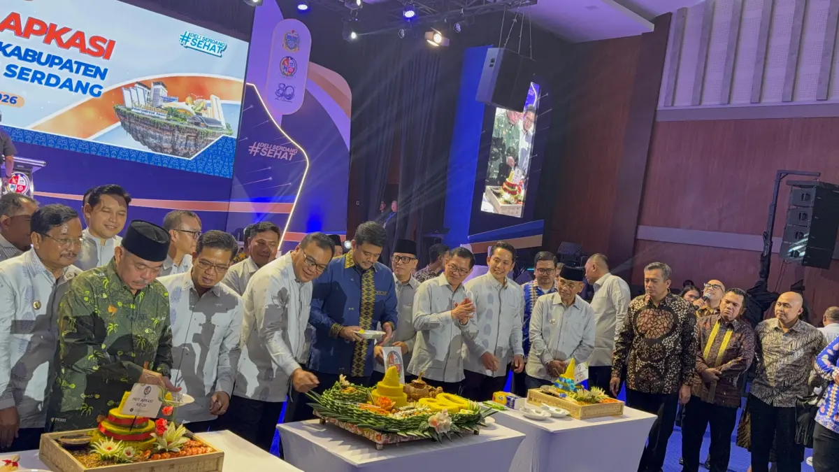 Perayaan- Sekjen Apkasi Joune Ganda bersama pengurus saat akan memotong tumpeng dalam perayaan hut ke 26 Tahun Apkasi