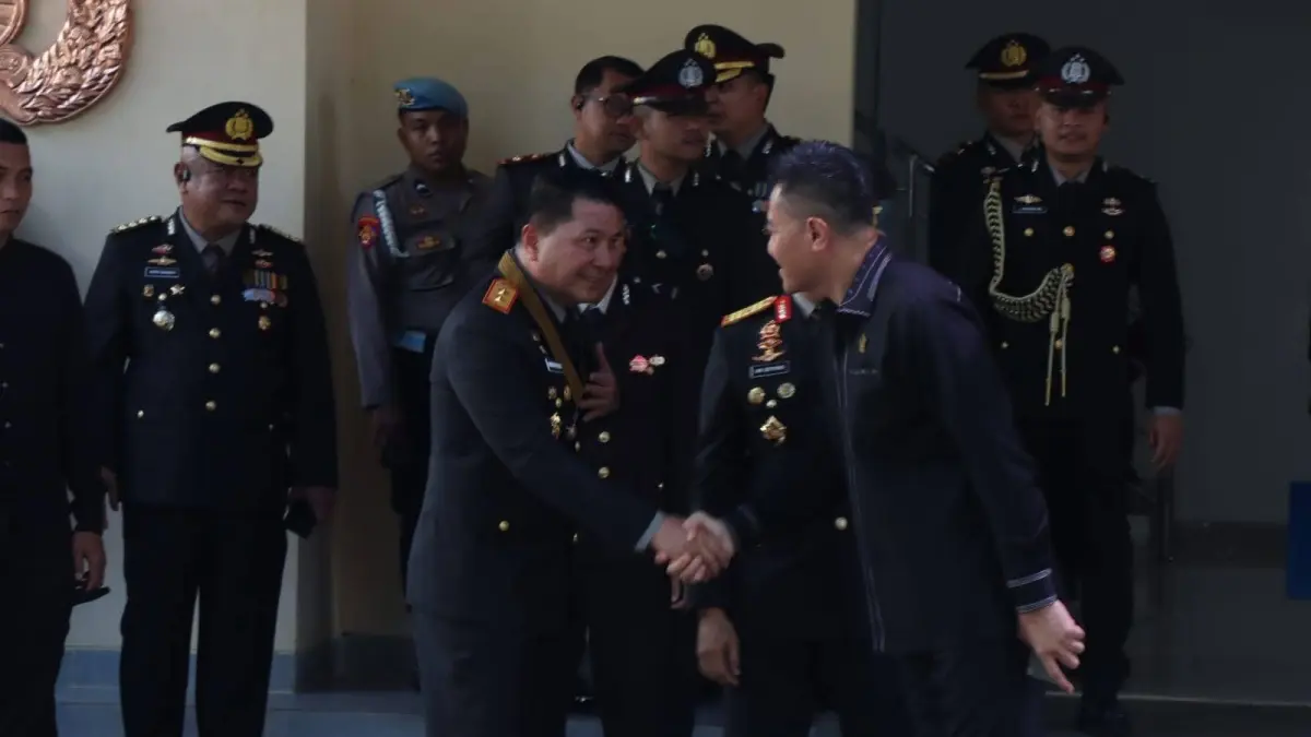 Wakil Ketua DPRD Sulut Royke Anter bersama Kapolda Sulut.