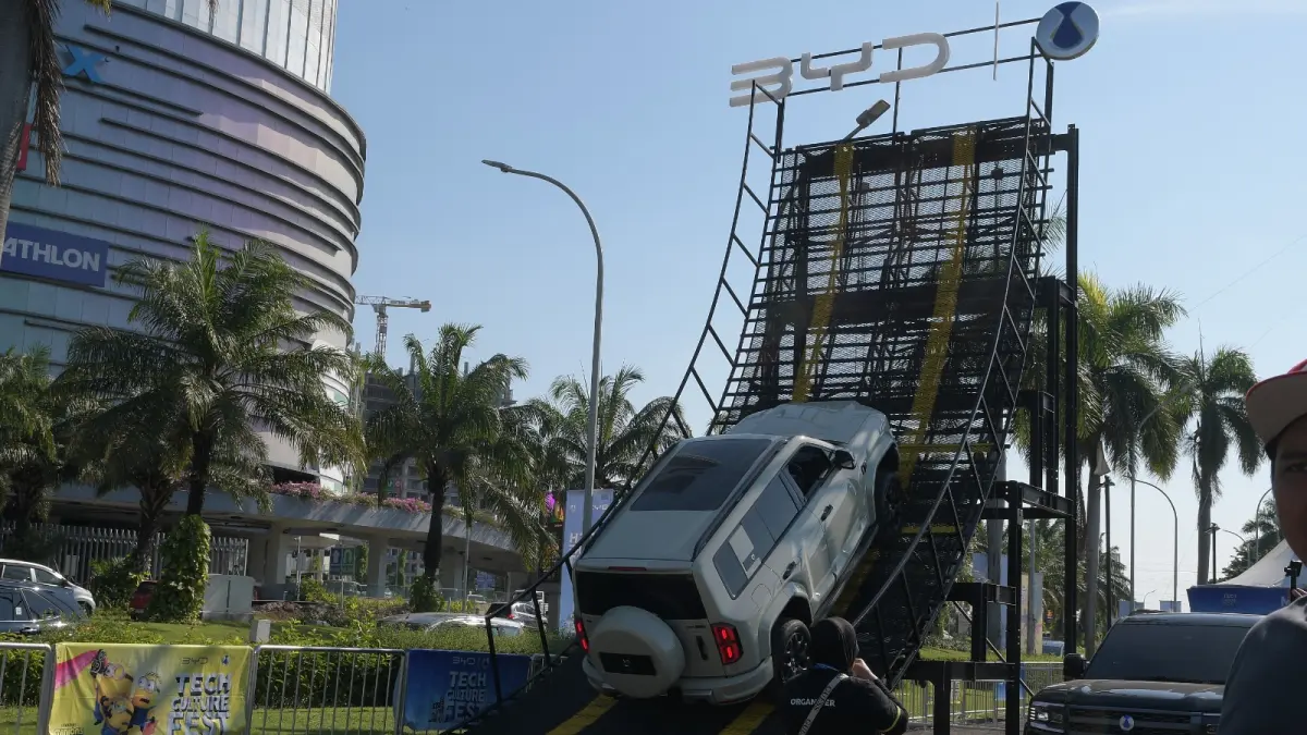 Pengunjung juga dapat mengikuti sesi test drive berbagai model BYD dan Denza, serta mencoba kemampuan DENZA B5 di area Test Ride Obstacle yang dirancang menyerupai lintasan off-road.
