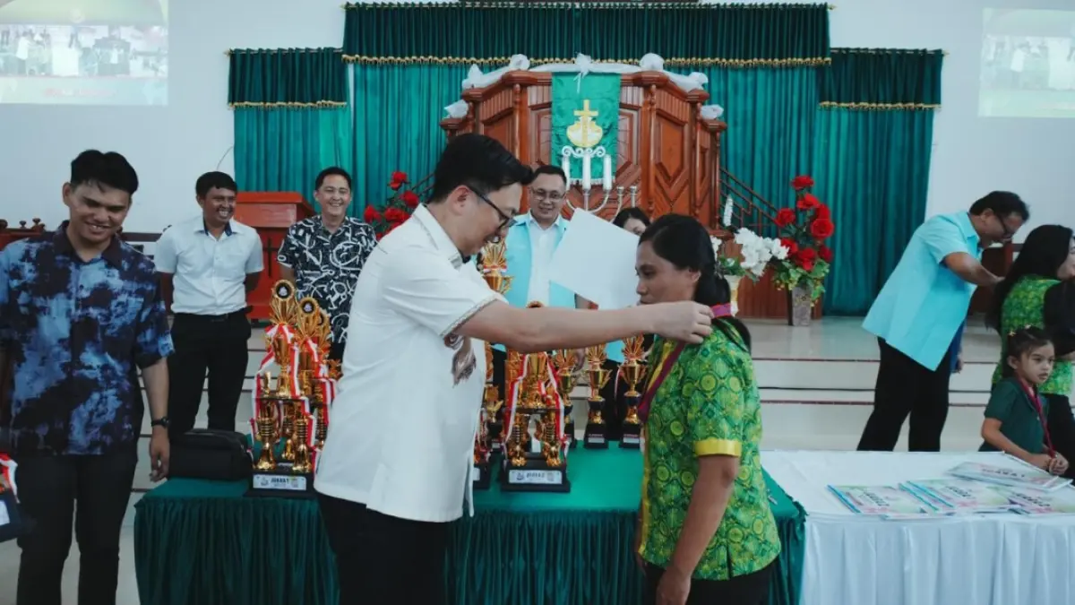 Penyerahan hadiah FAS GMIM 2026 yang berlangsung di Baitlahim Kauneran Wilayah Sonder Satu