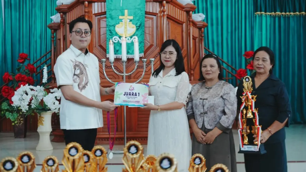Penyerahan hadiah oleh Ketua Panitia FAS GMIM 2026 Adv Kevin Manoppo ke juara Seri A Big Choir