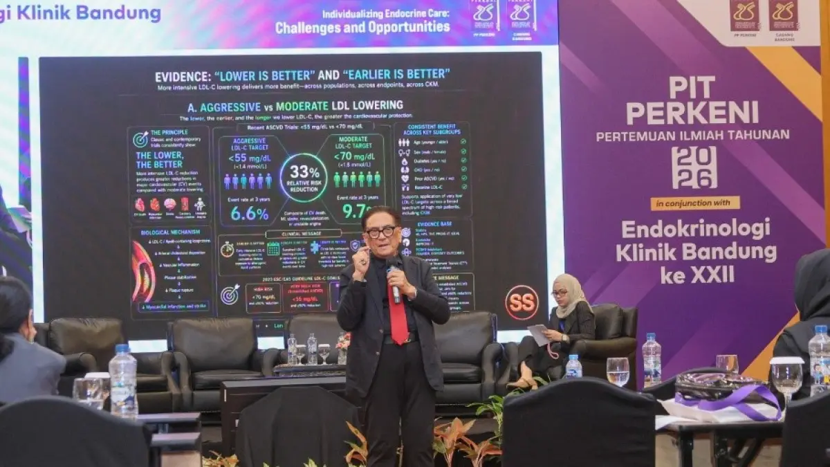 Prof. Dr. dr. Sidartawan Soegondo, Sp.PD-KEMD, FINASIM, FACE, mempresentasikan topik dislipidemia dan pentingnya pengelolaan LDL pada PIT PERKENI 2026.