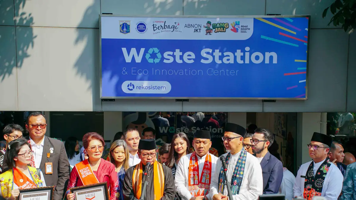 Gubernur DKI Jakarta Pramono Anung bersama jajaran PT Toyota-Astra Motor (TAM) dan Rekosistem meresmikan Waste Station di Balai Kota DKI Jakarta, Kamis (3/7/2026). Fasilitas ini menjadi pusat edukasi dan pengumpulan sampah anorganik untuk mendukung ekonomi sirkular serta pengelolaan sampah berkelanjutan di Jakarta.