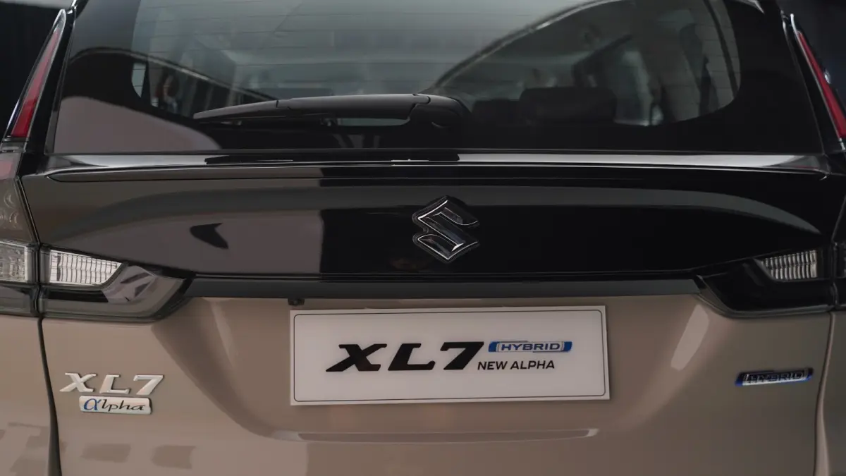 XL7 New Alpha Hybrid - Tailgate Garnish