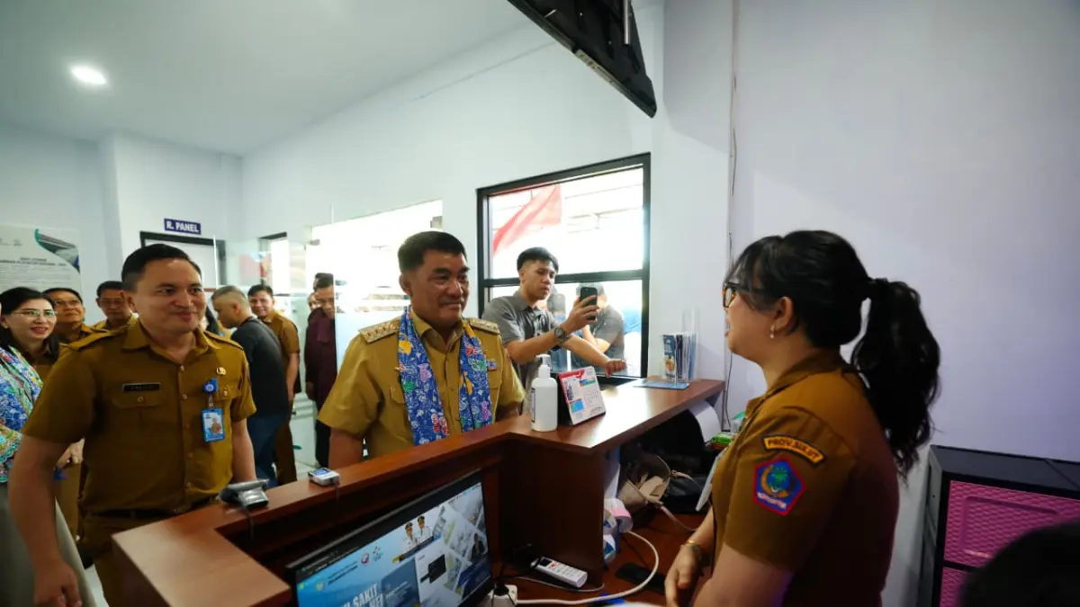 Direktur RSMN Bitung, Dr. dr. Nicolas Chally Tirayoh, M.Kes., FISQua mendampingi Gubernur Sulut Yulius Selvanus, meresmikan Unit Pelayanan Dialisis (Hemodialisis) RS Manembo-nembo (RSMN) Bitung, Senin (6/7).