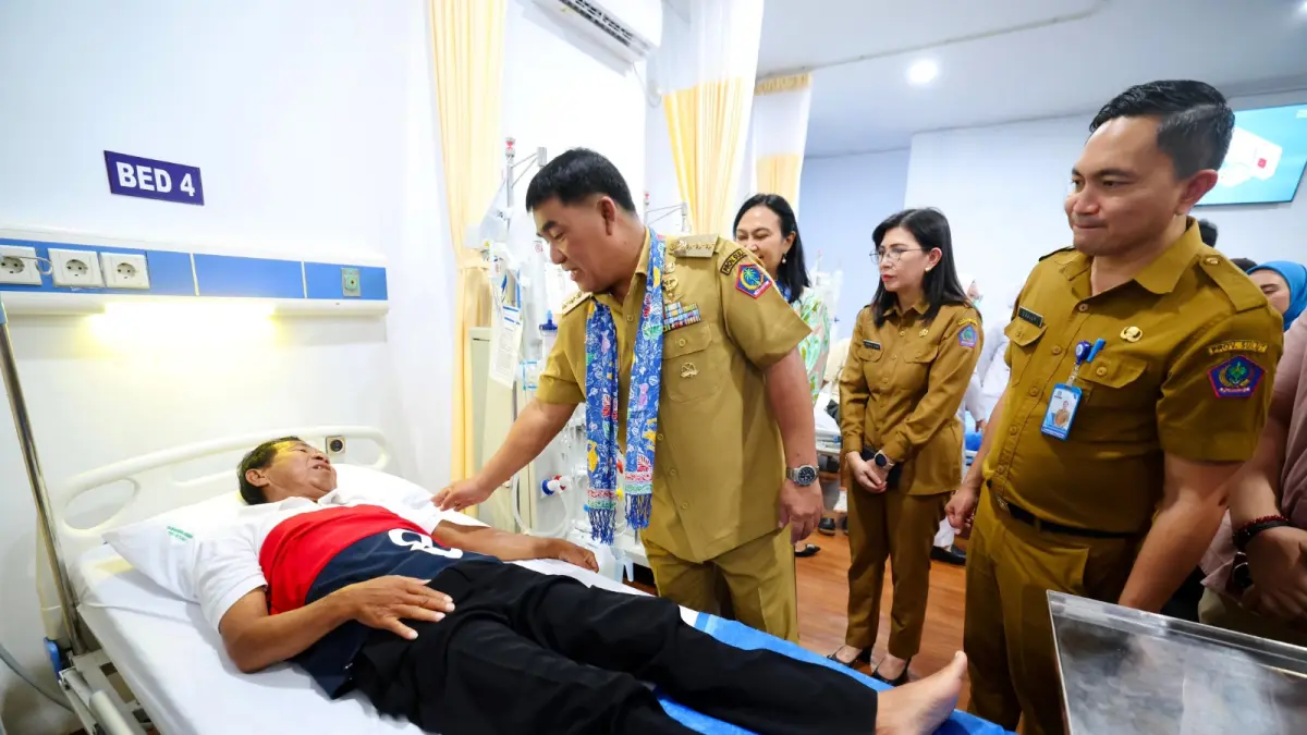 Gubernur Yulius Selvanus menyapa pasien cuci daerah di RSMN Bitung.