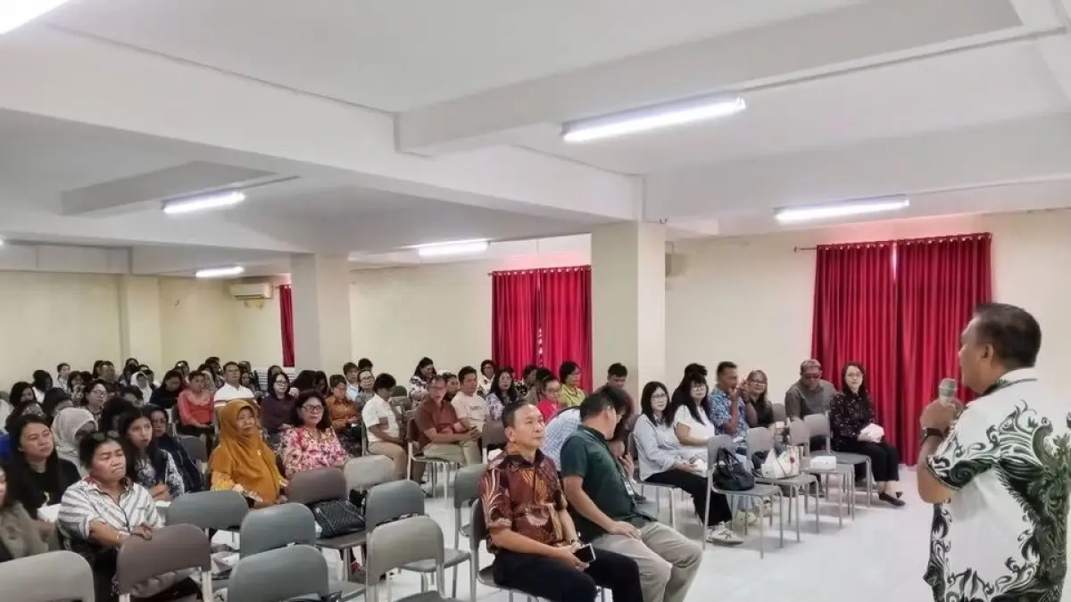 Kepala SD dan SMP negeri se-Kota Manado mengikuti pertemuan bersama Disdikbud Manado.