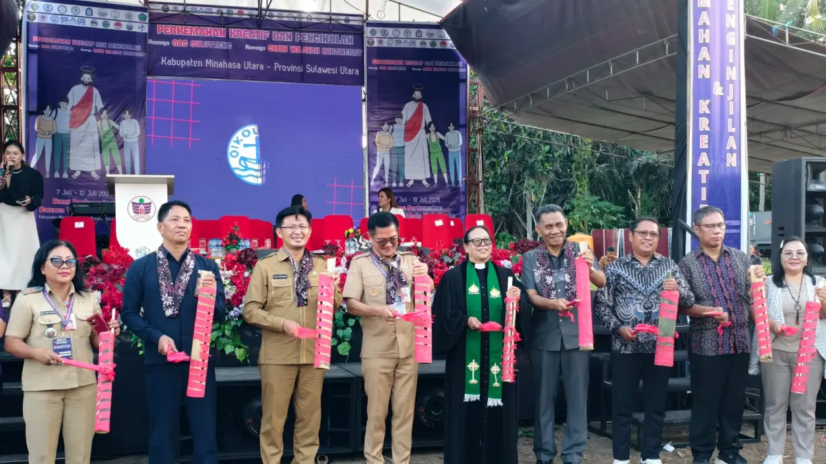 Bupati Minahasa Utara Joune Ganda bersama para Pendeta dan Kepala Dinas Pemuda dan Olahraga Sulawesi Utara Audy Pangemanan yang mewakili Gubernur saat memukul tetengkoren tanda dibukanya kegiatan. 
