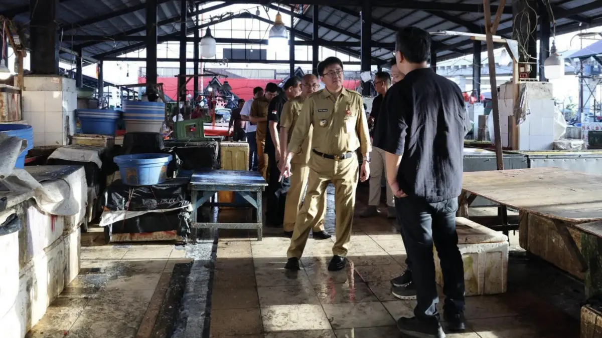 CEK: Wali Kota dan sejumlah pejabat saat mengunjungi Pasar Bersehati dan sejumlah tempat publik meninjau setiap infrastruktur, Selasa (7/7)
