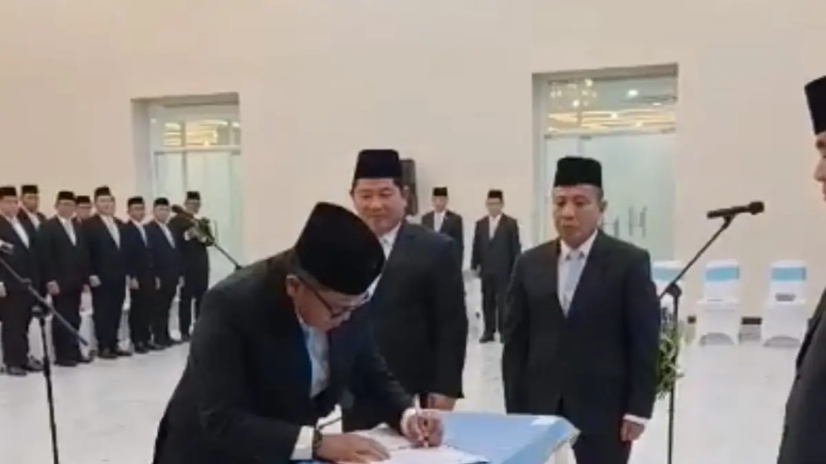 Welliam Niklas Silangen sebagai Sekretaris DPRD menandatangani berita acara pelantikan di hadapan Gubernur Sulut.