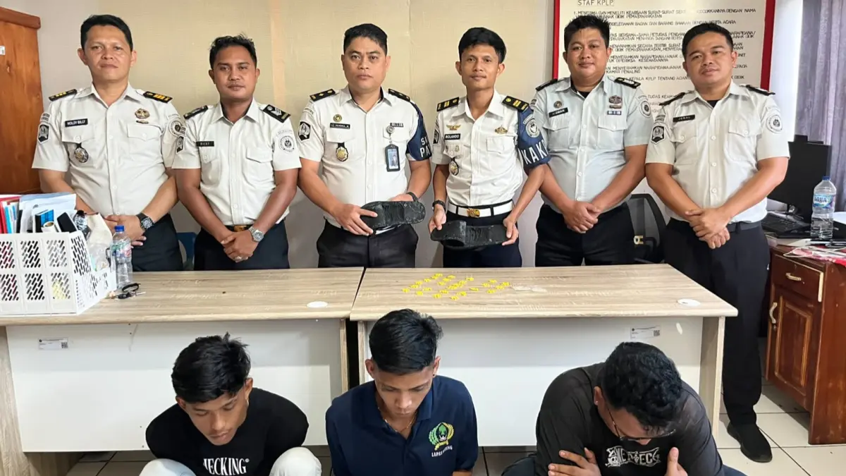 APRESIASI: kejelian dan ketelitian petugas pengamanan saat melakukan pemeriksaan di area portir, sehingga 240 butir Trihex berhasil digagalkan masuk ke Lapas.