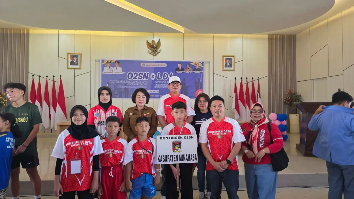 BERPRESTASI: Kontingen Minahasa dipimpin Kabid Dikdas Landi Wohon (kedua kanan) foto bersama Kadis Pendidikan Sulut Femmy Suluh (kedua kiri di belakang)  dan Kadis Kadis Pendidikan Minahasa Arthur Palilingan (kedua kanan belakang) di ajang O2SN.