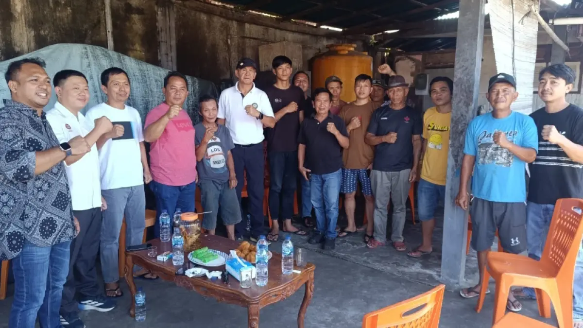 Direktur Utama PT Jobubu Jarum Minahasa Tbk Irjen Pol (Purn) Carlo Tewu saat berdialog lansung dengan para petani Cap Tikus di Minsel