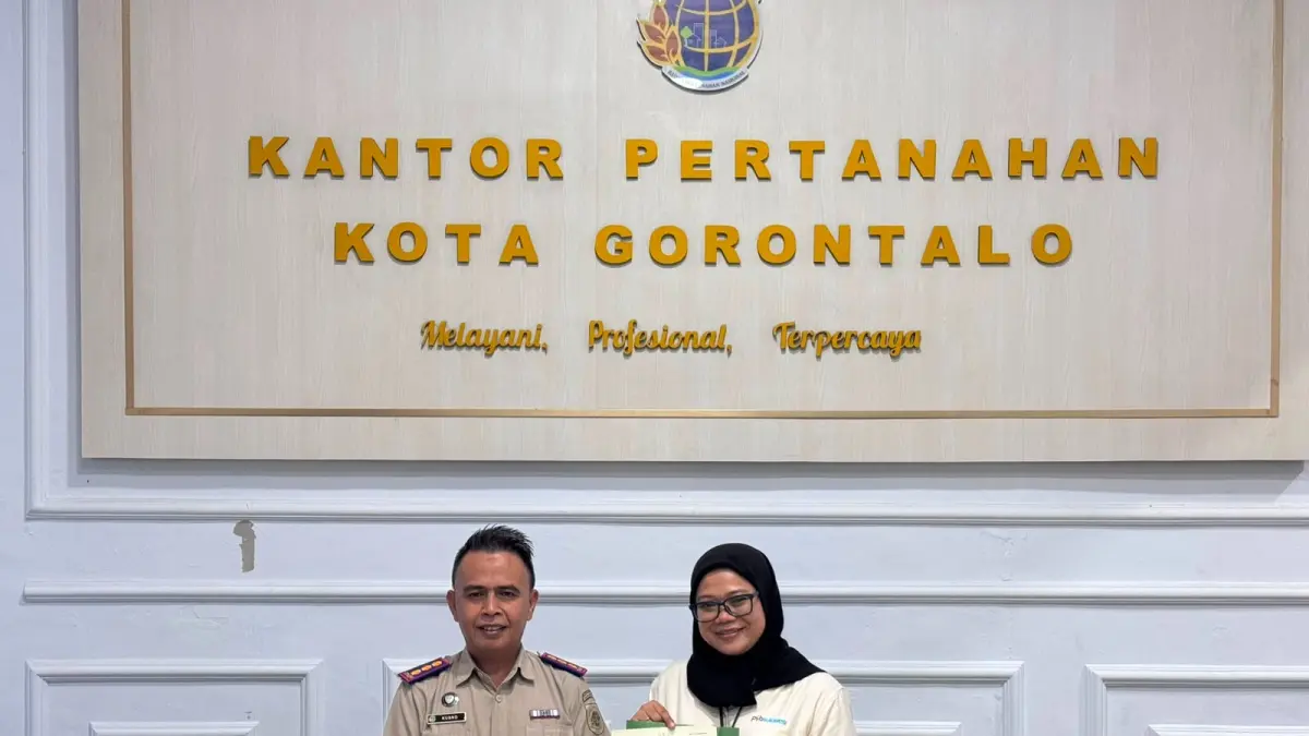 Kepala Kantor Pertanahan Kota Gorontalo, Kusno Katili, menyerahkan sertipikat tapak tower transmisi Gorontalo Baru–Botupingge kepada perwakilan PLN UPT Manado. 