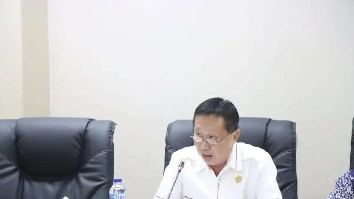 Ketua Pansus Tonis Supit saat memimpin rapat pansus, Selasa (7/7).