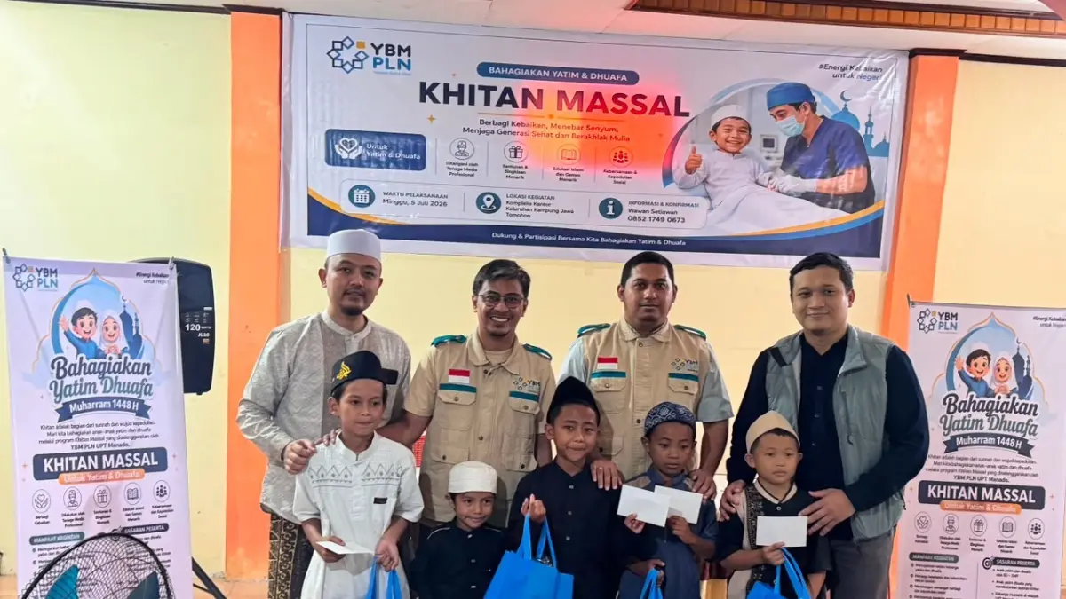 Perwakilan YBM dan Manajemen PLN UPT Manado berfoto bersama peserta khitan massal usai penyerahan bingkisan dan tali asih. 