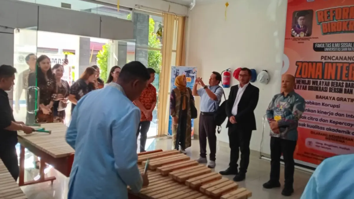 Tim Asesor disambut alunan musik kolintang di lobi Fisip Unsrat Manado