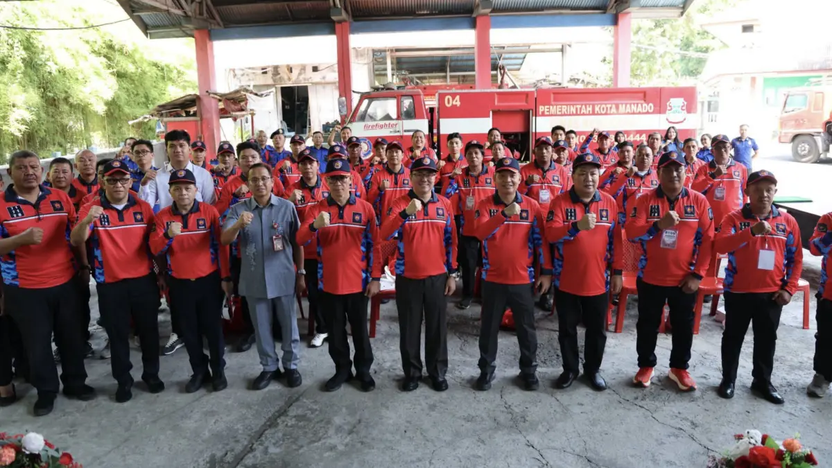 Foto bersama Wali Kota bersama Relawan Damkar dan sejumlah pejabat Pemkot Manado usai pengukuhan, Kamis (9/8)