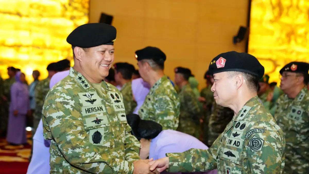 Irjen TNI, Laksamana Madya (Laksdya) TNI Hersan menyelamati Mayjen TNI Frega Wenas Inkiriwang.