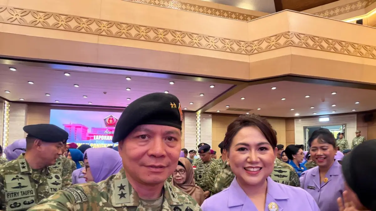 Mayjen TNI Frega Wenas Inkiriwang bersama istri Ollen Wangania.