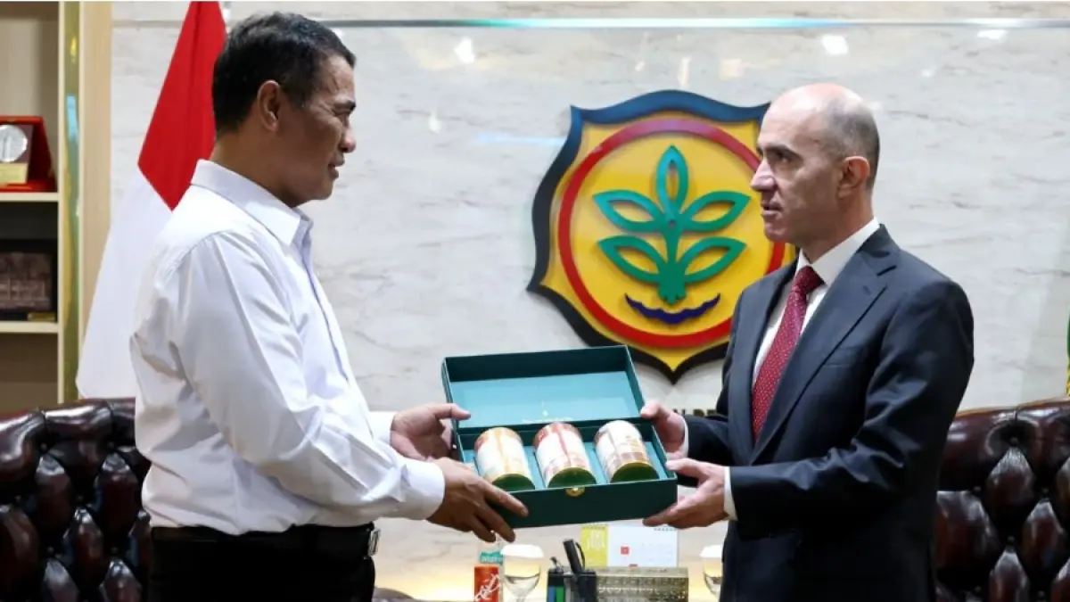 Mentan Amran saat menerima kunjungan kehormatan (courtesy call) Duta Besar Lebanon untuk Indonesia, Salam Al Achkar, di Kantor Pusat Kementerian Pertanian, Jakarta, Kamis (9/7/2026).