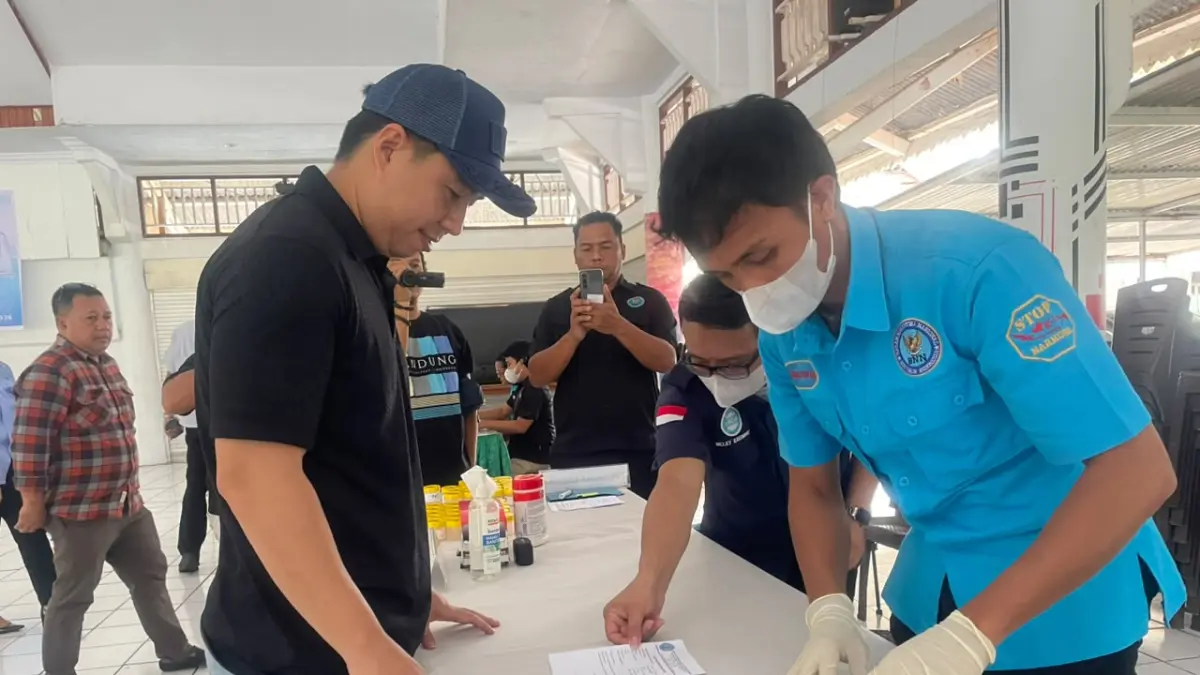Bupati Michael Thungari (Kaos Hitam) turut menjalani pemeriksaan urine, Jumat (10/7/26).