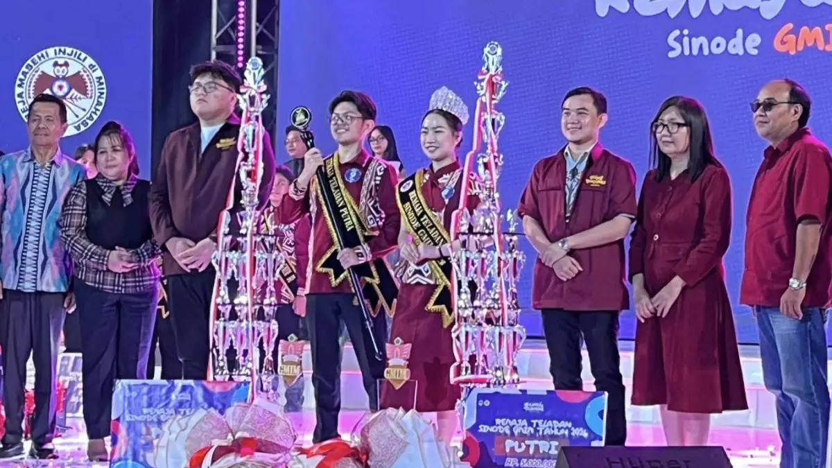 BANGGA: Remaja Teladan GMIM Putra dan Putri foto bersama dengan Ketua Umum dan Ketua Panitia sekaligus juga juri usai acara Grand Final, Sabtu (11/7) di Gedung Mission Center GMIM