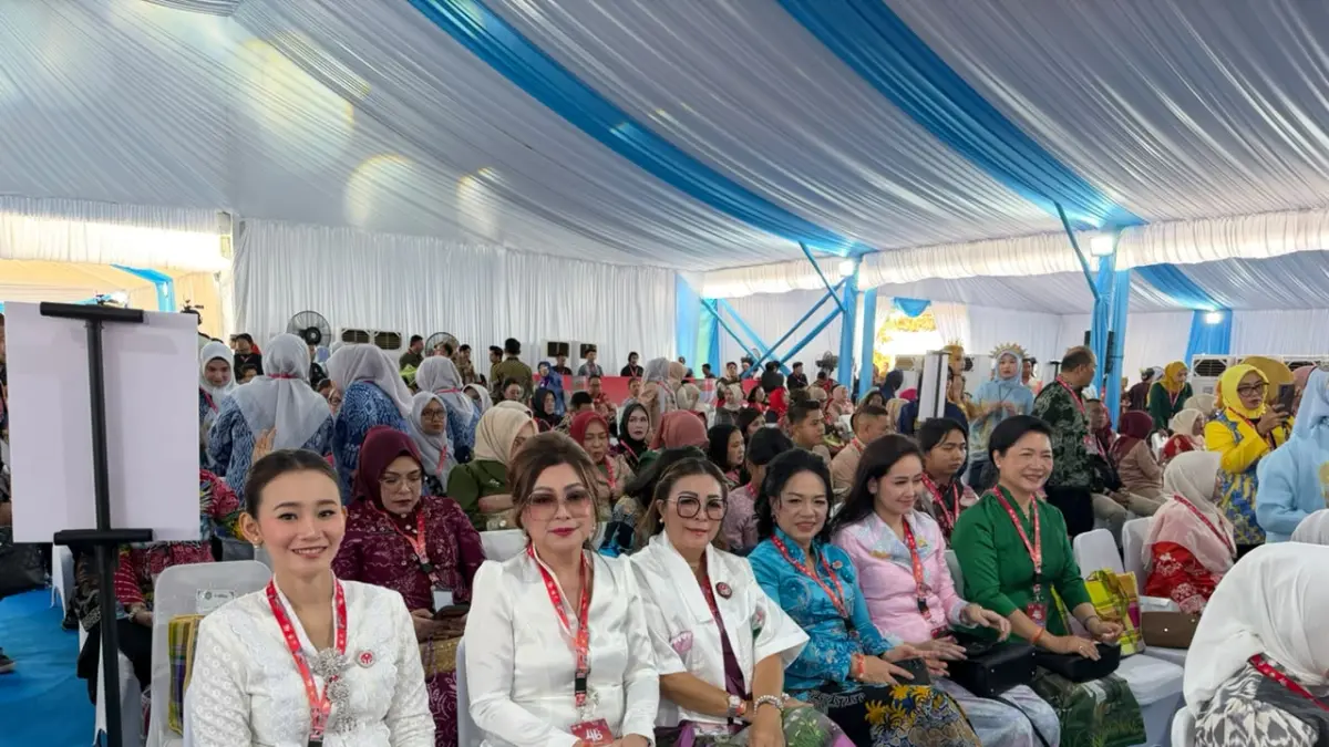 Ketua Dewan Kerajinan Nasional Daerah (Dekranasda) sekaligus Ketua TP-PKK Kabupaten Minahasa Utara, Ny. Rizya Ganda-Davega saat menghadiri Hut Dekranasda ke 46 Tahun di Kota Makassar. 
