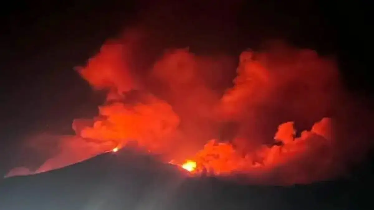 Kondisi Gunung Karangetang, Siau, Minggu (12/7/2026) malam.
