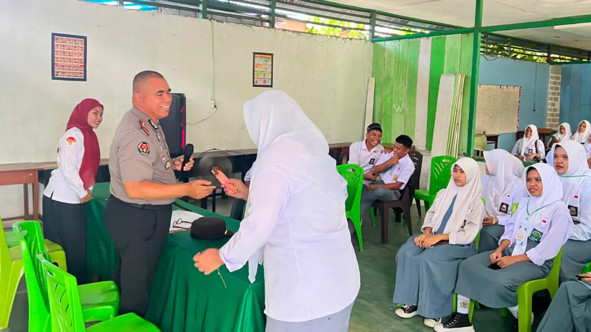 Kasi Humas Polres Bitung AKP Abdul Natip Anggai membekali peserta MATAMUDA Madrasah Aliyah Al Khairaat.(Dok Istimewa)