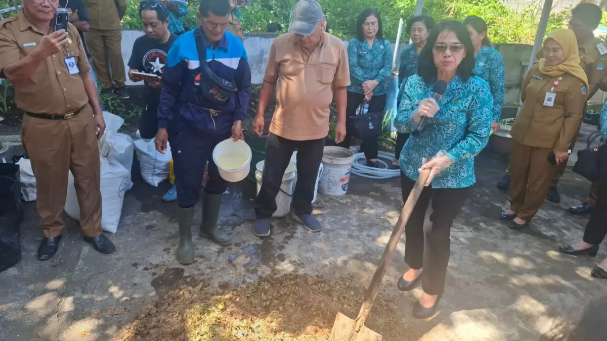 Ketua TP-PKK Kota Bitung turun langsung memberikan contoh pembuatan kompos.(Dok Istimewa)
