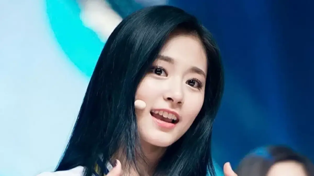 Foto Tzuyu saat di TWICE (doc: Kbizoom)