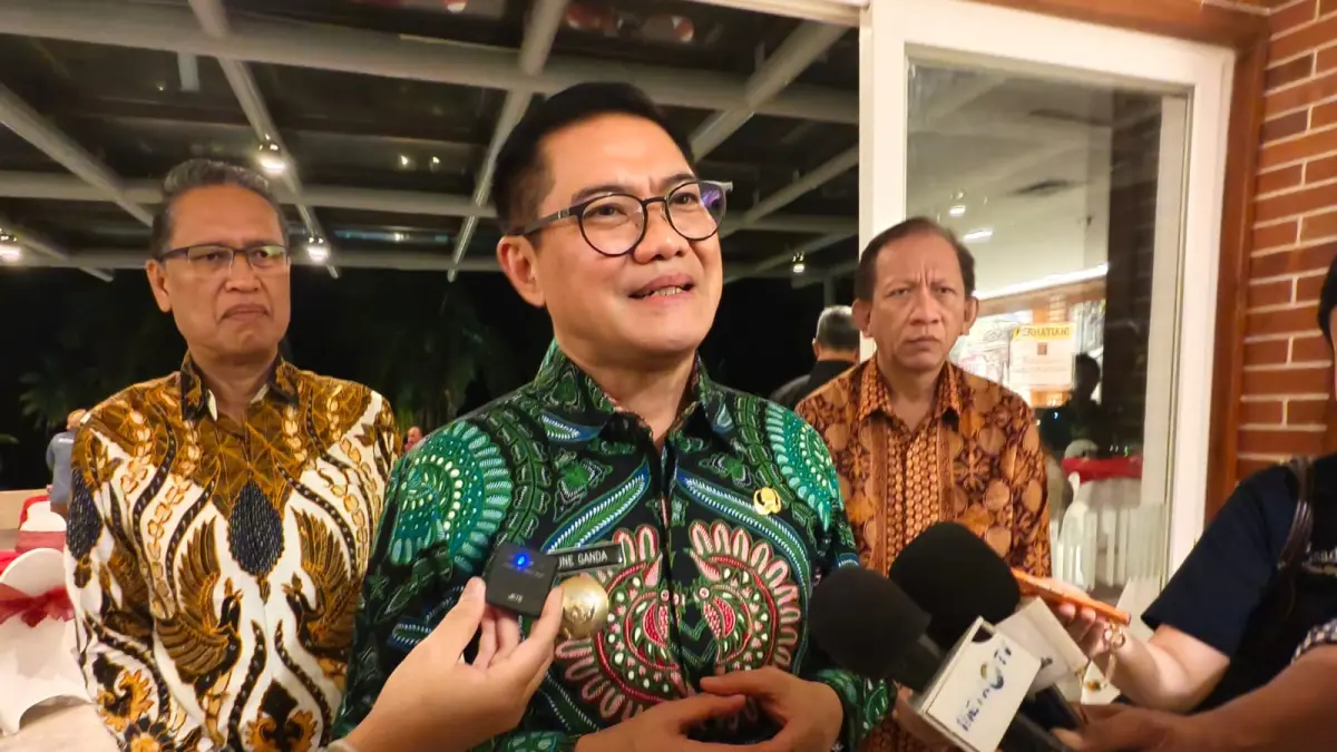 Bupati Minahasa Utara Joune Ganda didampingi Asisten dua Pemkab Minut Robby Parengkuan dan Kadis Perikanan Jack Paruntu usai bertemu dengan 13 Delegasi Uni Eropa. 
