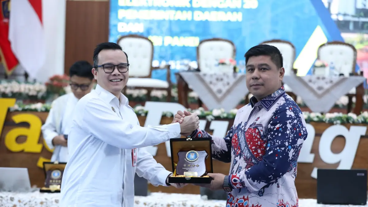 FOTO BERSAMA: Kepala Diskominfo Minsel Tusrianto Rumengan, dan Kepala BSRe BSSN Jonathan Gerhard Tarigan memegang map dokumen Perjanjian Kerja Sama (PKS) yang baru saja ditandatangani di Auditorium Roebiono Kertopati BSSN.
